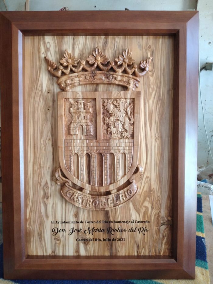 Escudo de Castro tallado en madera de olivo con marco en madera diferente