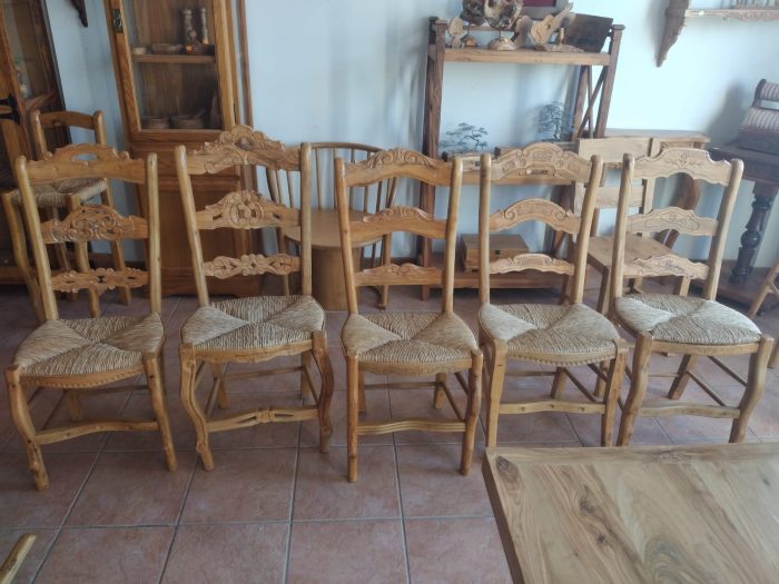 Varios modelos de sillas en madera