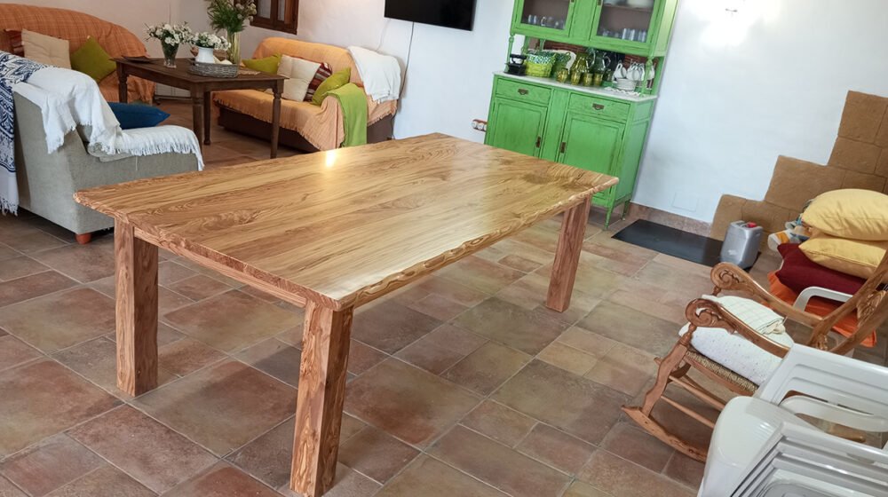 Mesa de olivo con patas cuadradas